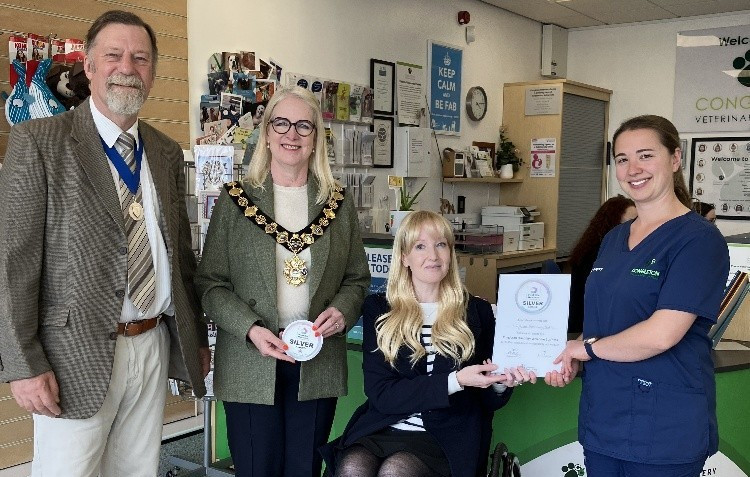 Suzie Gregory of Congleton Veterinary Centre (R) accepts the award from Dr Lawson (Credit: CTC)