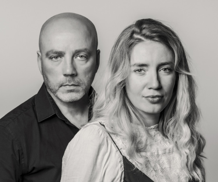 Martyn Jessop as Petruccio and Jennie Harris as Katherina in The Taming of the Shrew. (Photo credit: Guy Sargent)
