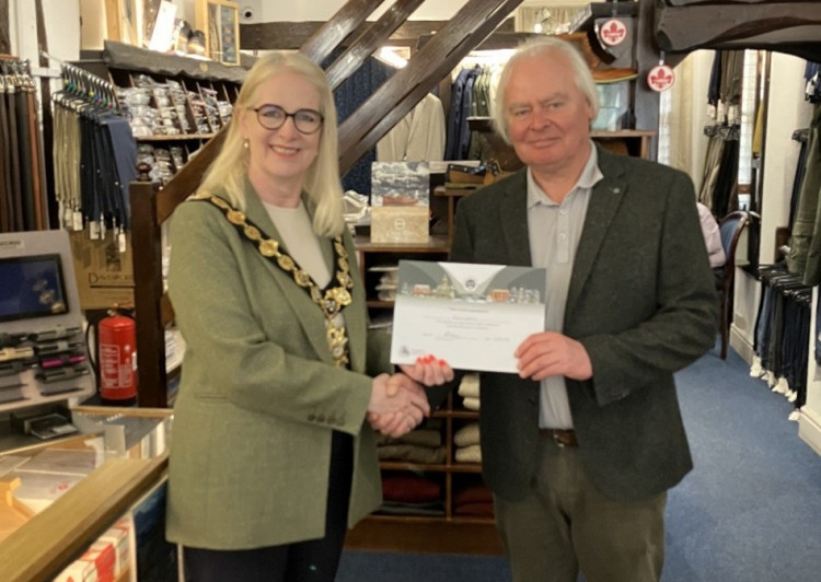 Mayor Kay Wesley presents the award to store manager Bob Clarke (Credit: CTC)