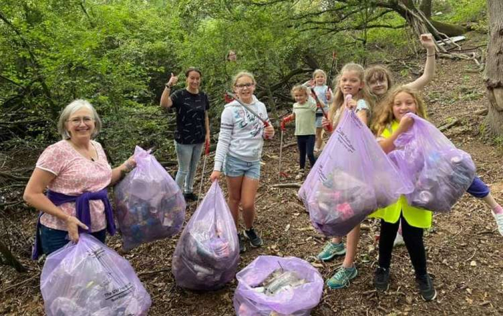 Young Brantham Wombles collecting litter in purple bags Young Brantham Wombles collecting litter in purple bags