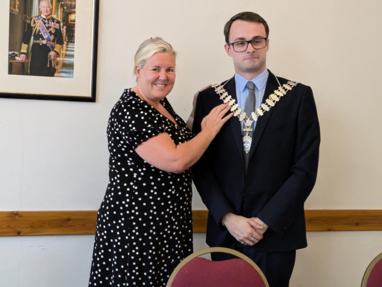 Cllr Michael Unett became Mayor of Alsager last night. Outgoing mayor, Cllr Jane Hearne is seen handing over the chain of office. (Photo: Nub News)