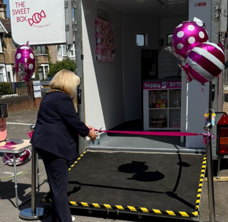 Cllr Sue Shinnick cut the ribbon. 