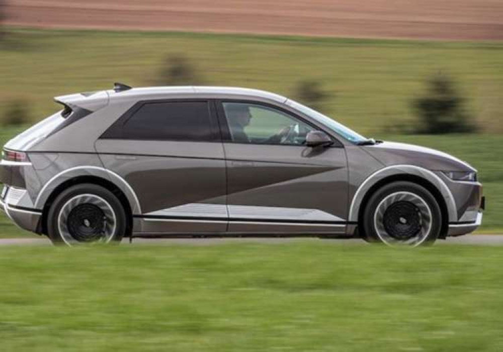 The IONIQ 5 looks cooler than an Audi and makes the Tesla Model Y seem like it's from a decade ago. The IONIQ 5 looks cooler than an Audi and makes the Tesla Model Y seem like it's from a decade ago.