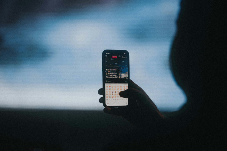 The Met has shared three simple steps on how Londoners can protect themselves from mobile phone fraud (Credit: Marcos Paulo Prado / Unsplash)