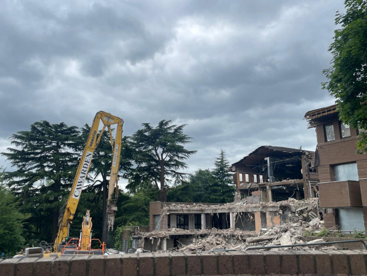 Demolition works underway at Woodside House (image by Nub News)