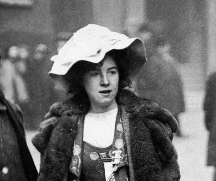 Suffragette Mabel Capper Outside Bow Street Court (Public Domain) 