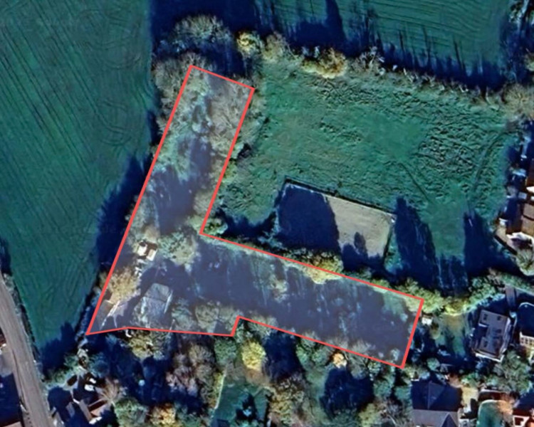 A dream build in the making – the 1.4-acre plot in Compton Dundon comes with full planning, orchard, paddock and potential.