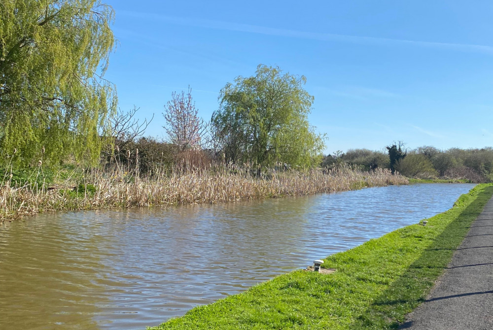 Firefighters were called to reports of a casualty that had fallen into the canal (Nub News) Firefighters were called to reports of a casualty that had fallen into the canal (Nub News)