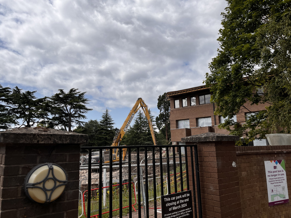 Works on WDC former HQ continue (images via Nub News) Works on WDC former HQ continue (images via Nub News)