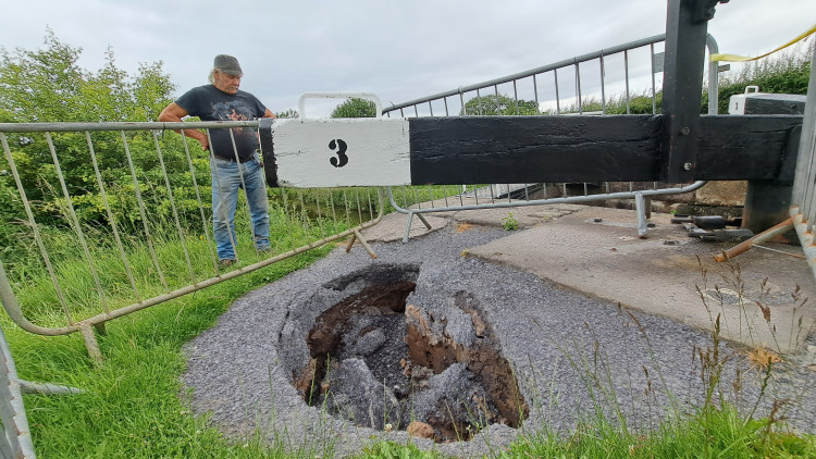 A new sinkhole has opened up on the Macclesfield Canal near Bosley (Credit: Nub News)