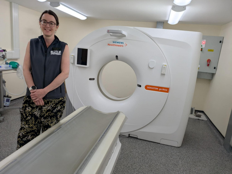 Clinical director, Rachel Booth with the CT scanner at Cheshire Pet Sandbach.  (Photo: Nub News) 