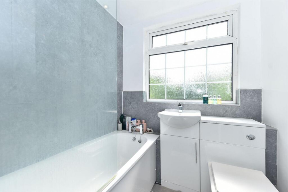 Bathroom (Credit: Holden & Prescott) Bathroom (Credit: Holden & Prescott)