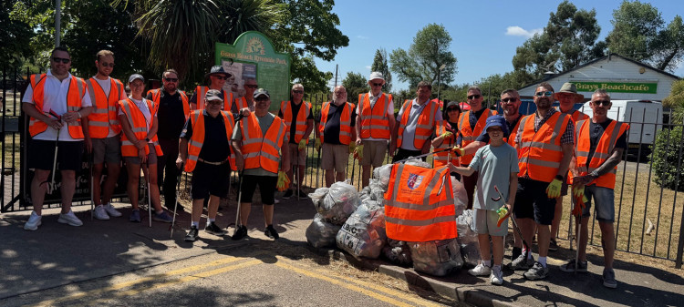 Litterpickers at Grays beach.