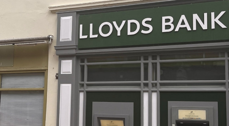 Lloyds Bank in Warwick set to remain open until mid-July, despite initial closure date for this month (image via Nub News)