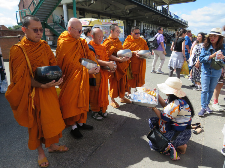  Buddhist monks receive gift at Warwick Thai Festival (image supplied)