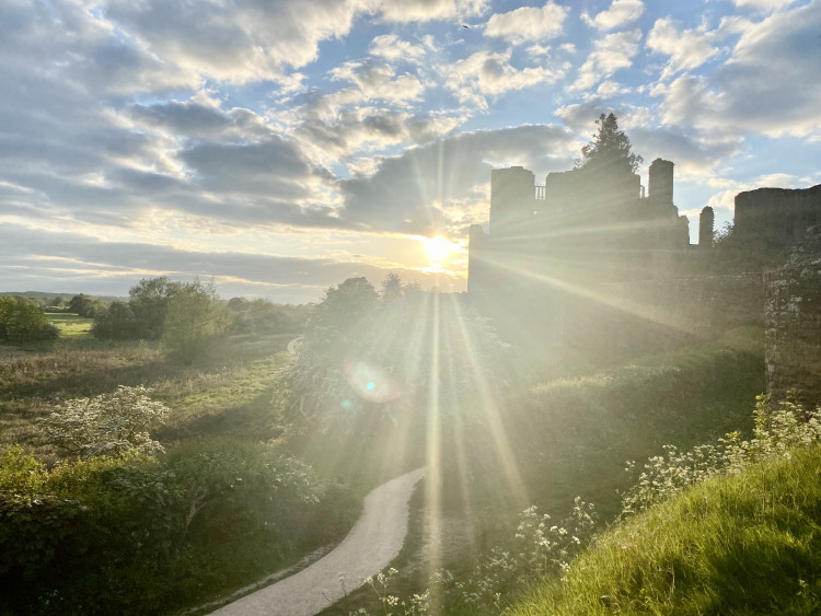 Kenilworth Town Council is working to improve pedestrian safety around Kenilworth Castle (image by Nub News)
