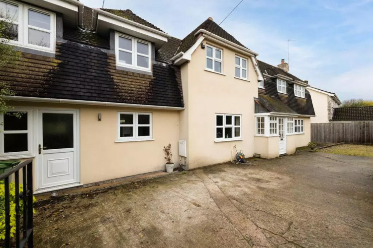 Poundfold House sits in an elevated spot in Croscombe, with far-reaching views and a sun-soaked, south-facing garden.