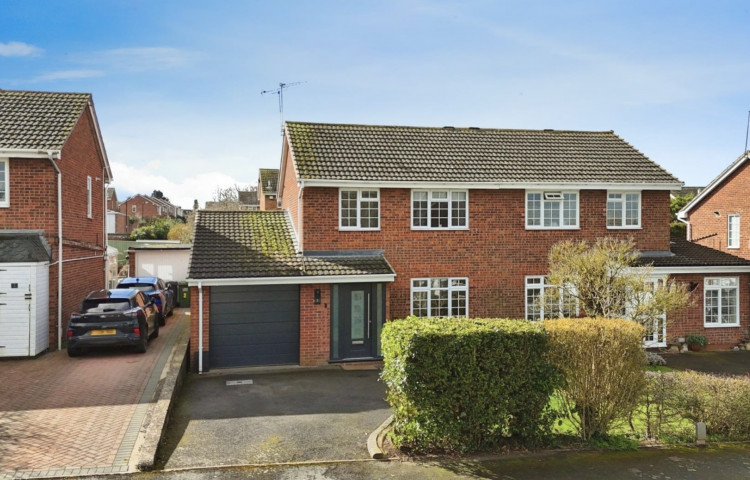 This week we have looked at a four-bedroom house on Farm Walk, Bishops Tachbrook for 425k