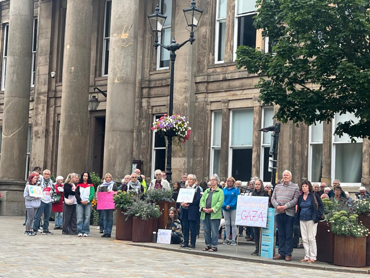 A silent vigil for Gaza was held outside Macclesfield Town Hall (Credit: Nub News)