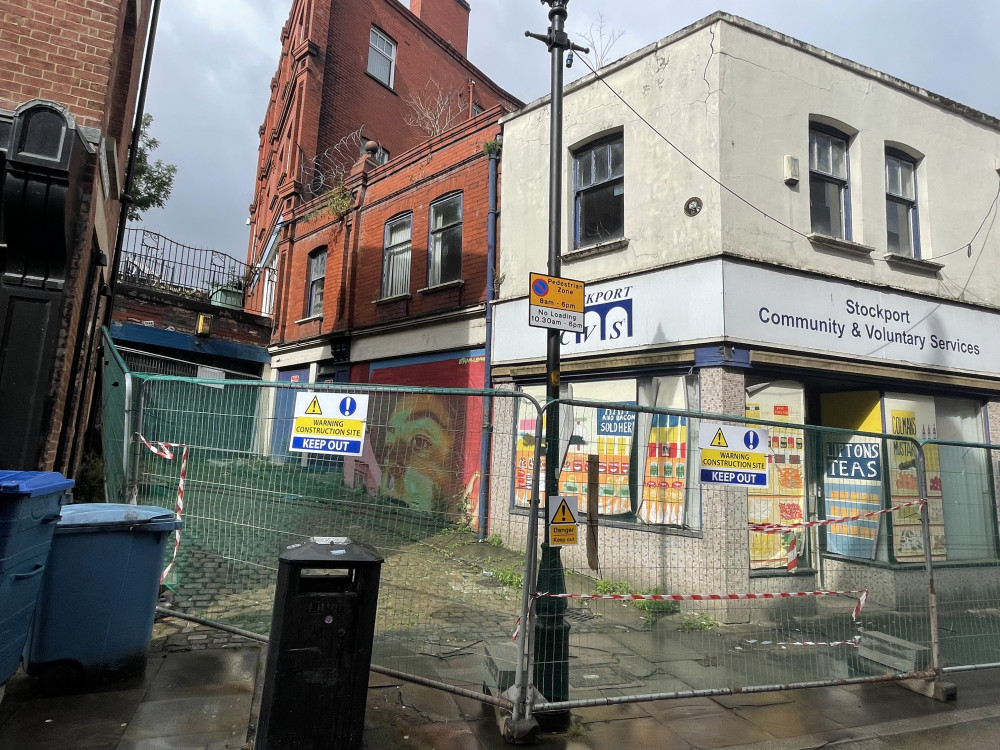 The upper floor of an Underbanks building (above the mural) was found to be bowed outward and protruding (Image - Nub News) The upper floor of an Underbanks building (above the mural) was found to be bowed outward and protruding (Image - Nub News)