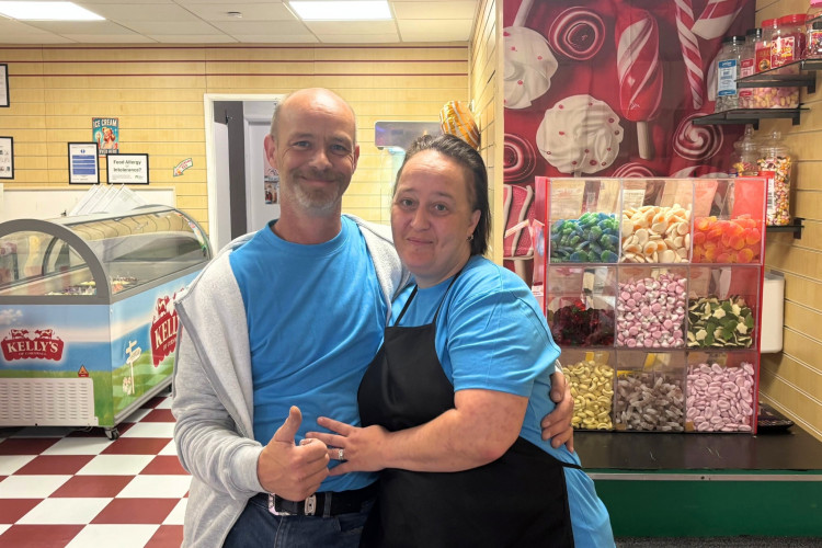 Raymond and Debbie have now opened a sweet shop and ice cream parlour at Longton Exchange. (Nub News)(Nub News)