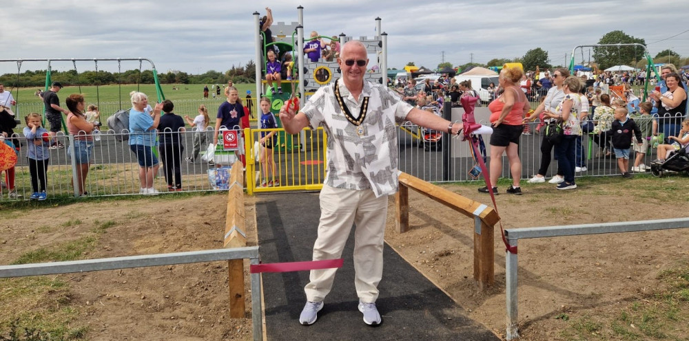 Cllr Steve Liddiard opened the new play area. Cllr Steve Liddiard opened the new play area.
