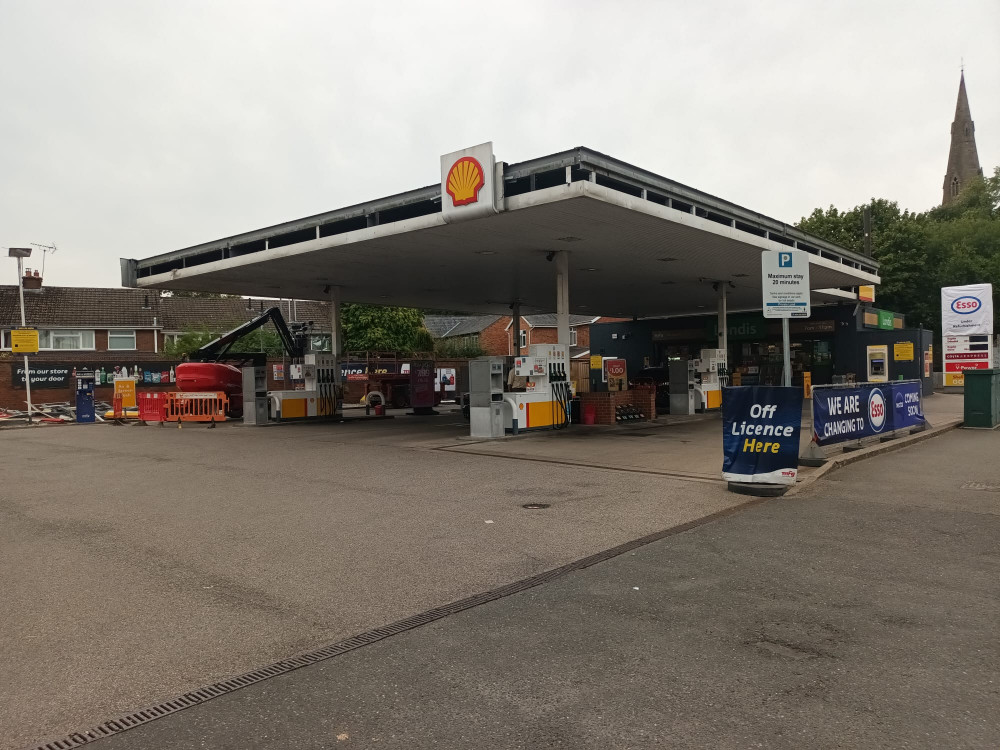 Shell on Warwick Road is being taken over by Esso (image by Alison Insley) Shell on Warwick Road is being taken over by Esso (image by Alison Insley)