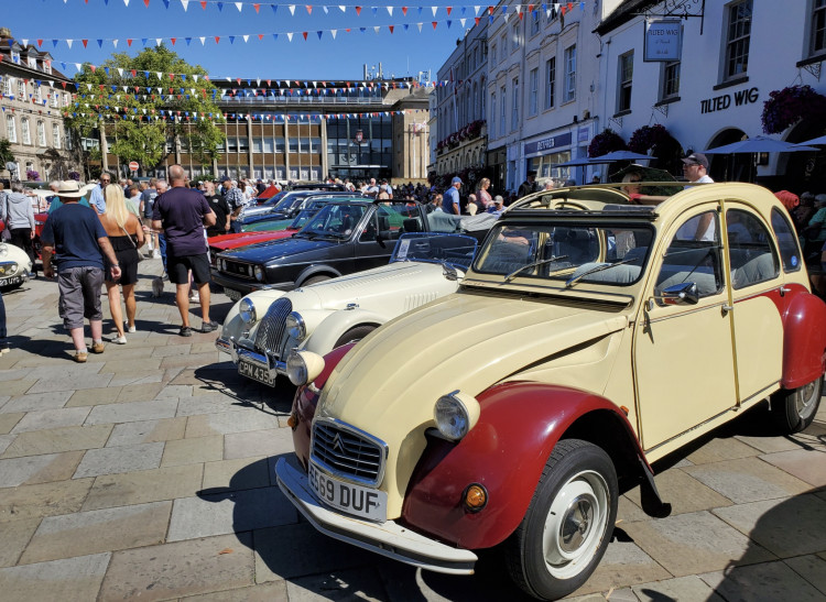Visitors gather in Warwick for a classic car show this Sunday (17 August), organised by Warwick Court Leet (image via Geoff Ousbey)