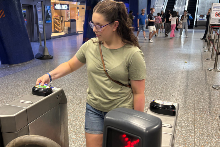 TfL is encouraging Twickenham parents and guardians to apply for new Zip Oyster photocards ahead of the new school year (credit: TfL).