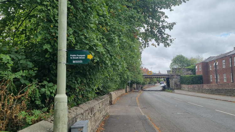 A new misleading footpath sign has been installed in Ashby Town Centre facing the wrong way (Photo: Grace Kennington)