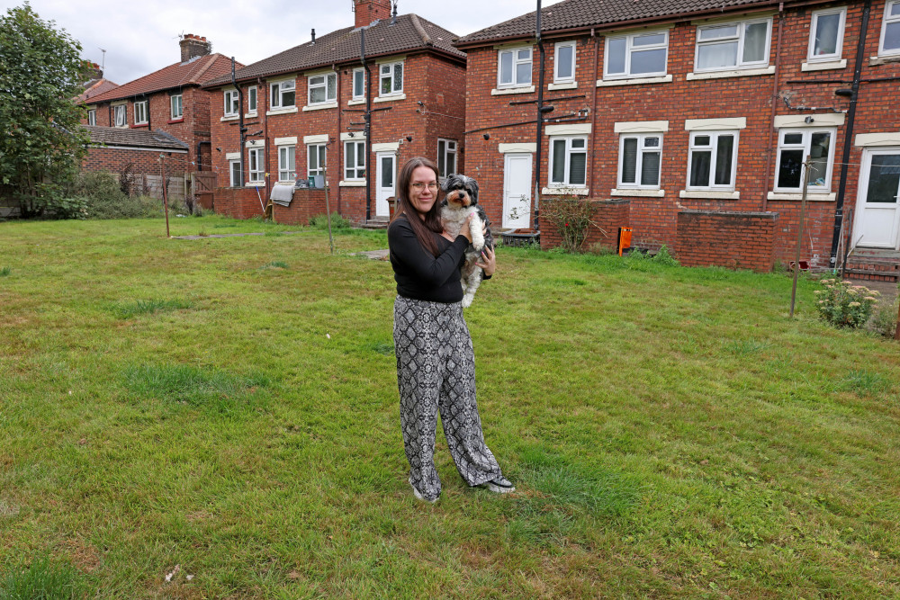 A Reddish woman has said she is 'sick' of not being able to enjoy her own garden due to a flea infestation (Image via LDRS)