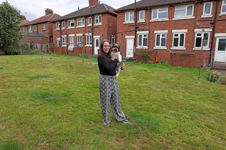 A Reddish woman has said she is 'sick' of not being able to enjoy her own garden due to a flea infestation (Image via LDRS)