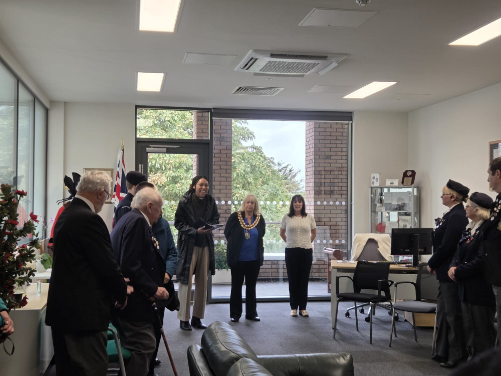 The guests and hosts quickly moved inside to the mayor's parlour. The guests and hosts quickly moved inside to the mayor's parlour.
