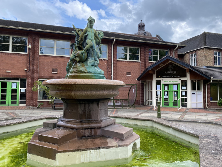  Thousands of Staffordshire Moorlands residents have signed a petition against a potential merger with Stoke-on-Trent. (LDRS)