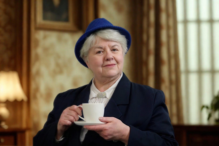 Jill Snelling as Miss Marple.
