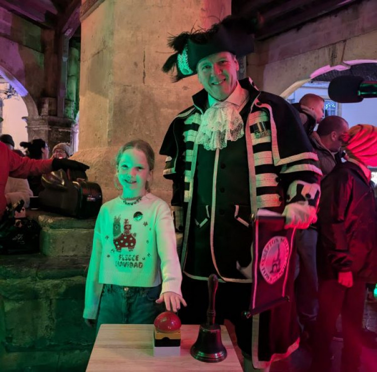 Shepton Mallet Town Council invites all to design the town Christmas card for a chance to switch on the festive lights.