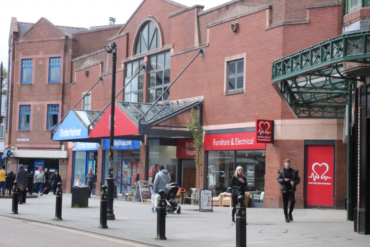 Here are six jobs available around Stockport as of 27 September - in sectors such as retail, hospitality, and more (Image - Nub News)