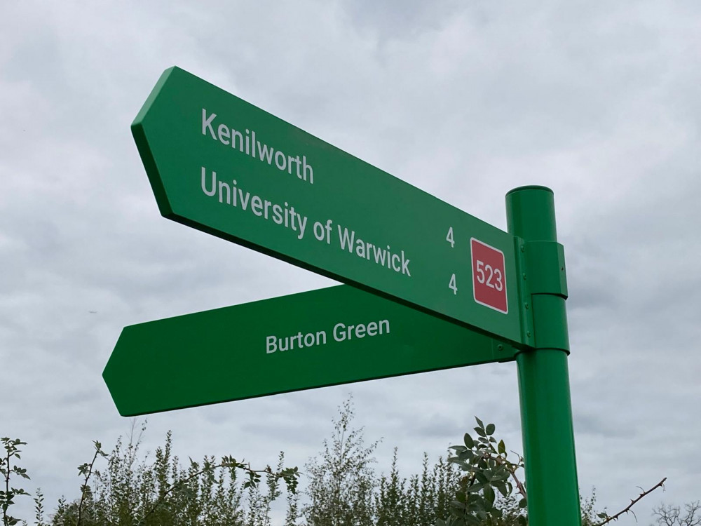 New green finger posts have been installed around Kenilworth and Warwickshire (image by Richard Smith)