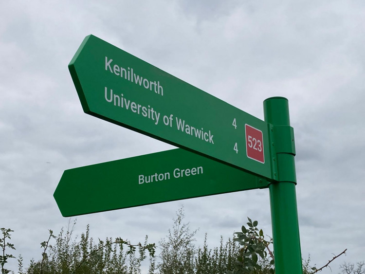 New green finger posts have been installed around Kenilworth and Warwickshire (image by Richard Smith)