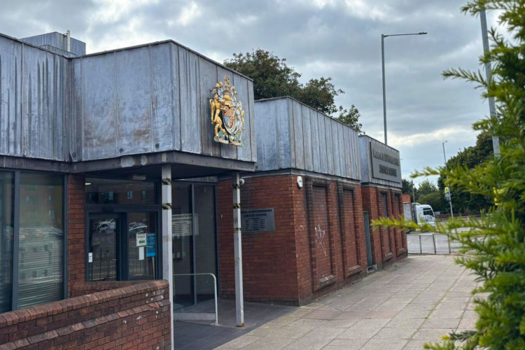 The pair, who do not live together, have been spending up to £70 a week on taxis to take the teenager to the school. (Nub News)