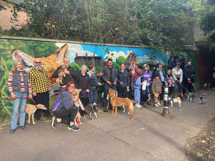 Wag n Walk participants by the ‘Priory Park’ Mural (image supplied) 