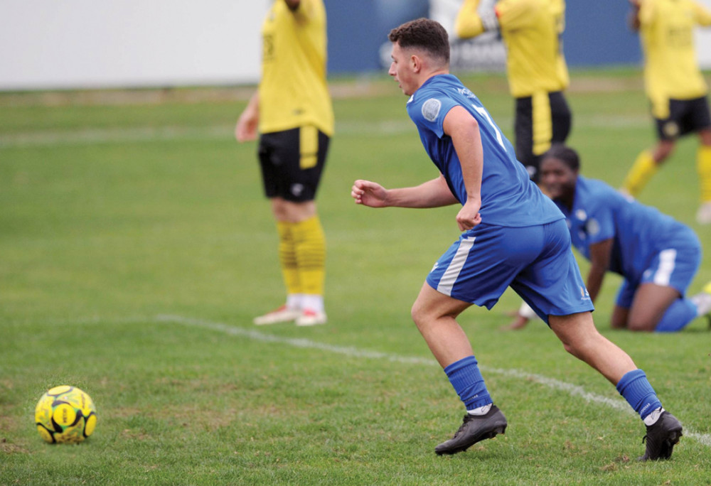 Callum Fitzer finished from close range to make it 1-1. Picture by Laurie Rampling