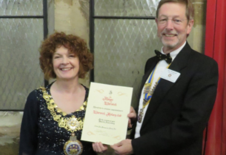 Mayor Cllr Jackie D’Arcy presents a certificate of gratitude on behalf of Warwick Town Council to President Jon Wassall (image supplied) 