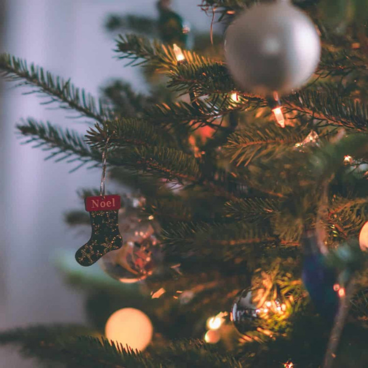 Making Christmas Tree Decorations: Embossed Foil Decorating and Bauble Making Making Christmas Tree Decorations: Embossed Foil Decorating and Bauble Making
