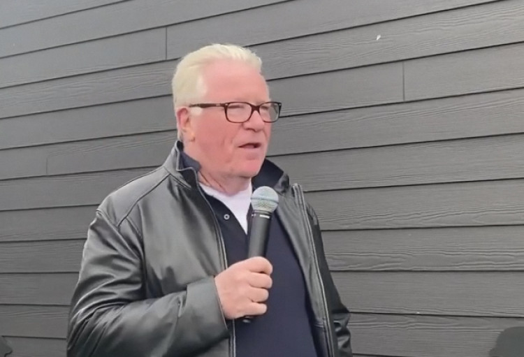 Jim Davidson speaking at Bombers.