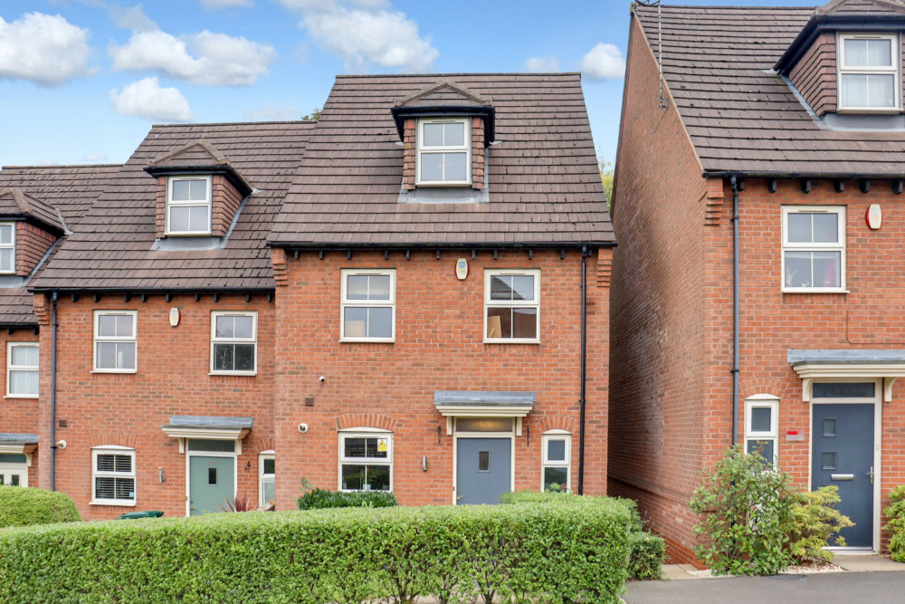 This beautifully presented, three-storey end-townhouse in Woodville is offered with no upward chain This beautifully presented, three-storey end-townhouse in Woodville is offered with no upward chain