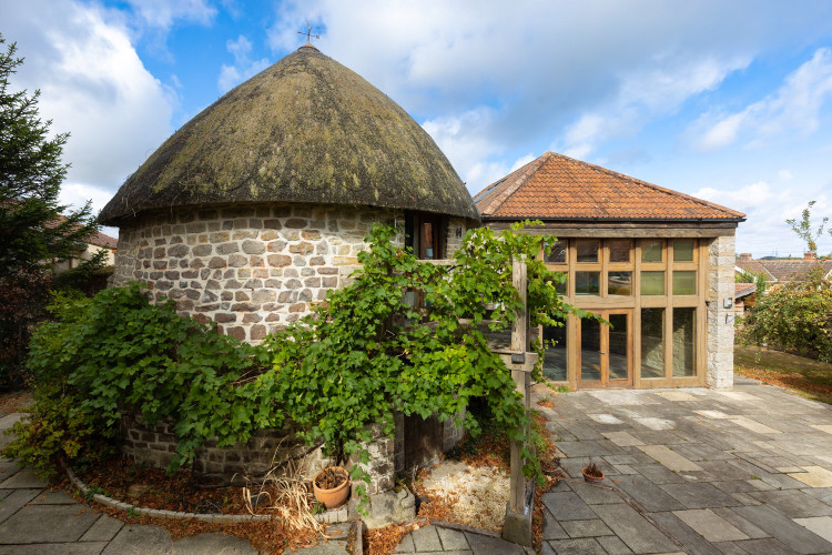 A barn with drama, a cockpit with history, and a village that still knows your name.