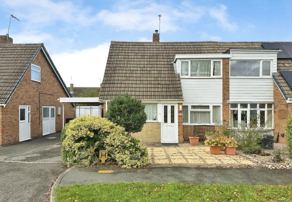 This week, we have looked at a three-bedroom house on Epping Way in Leamington Spa currently available for £335,000.