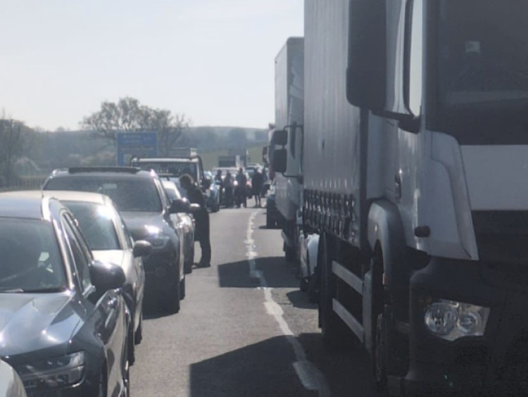 Two hospitalised in severe M40 crash (image via Nub News) 