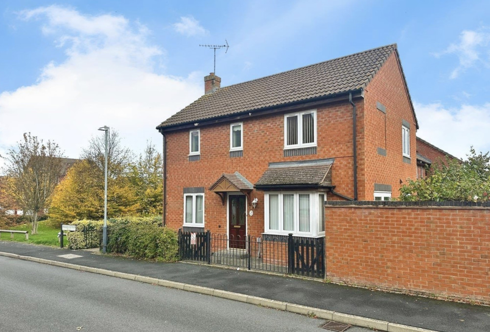This week, we have looked at a three-bedroom house on Badgers Retreat  in Leamington Spa currently available for £385,000.